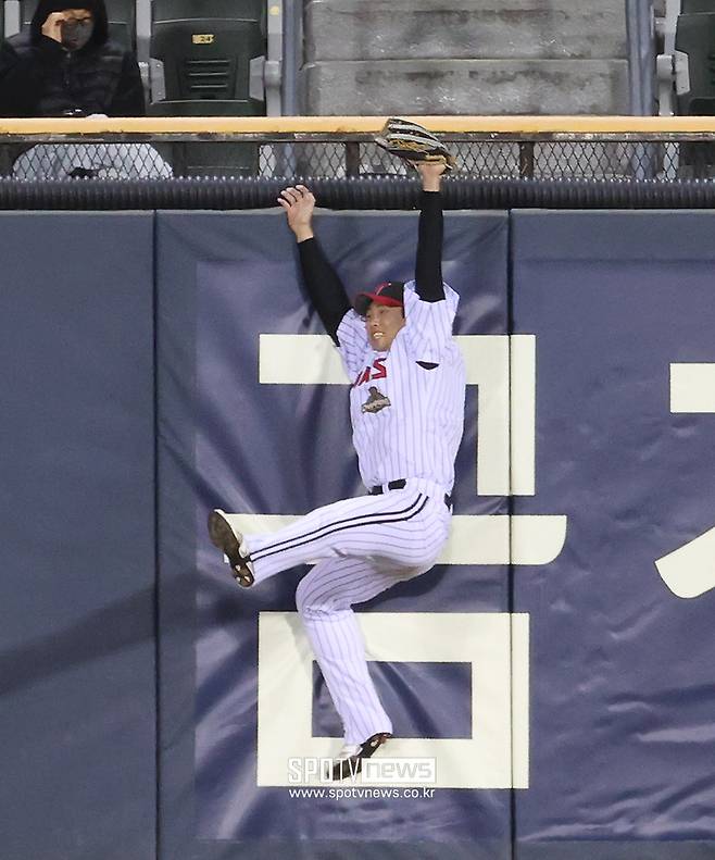 ▲ 4회 김도영의 3루타성 타구를 그림 같은 점프 캐치로 잡아내고 있는 홍창기 ⓒ곽혜미 기자