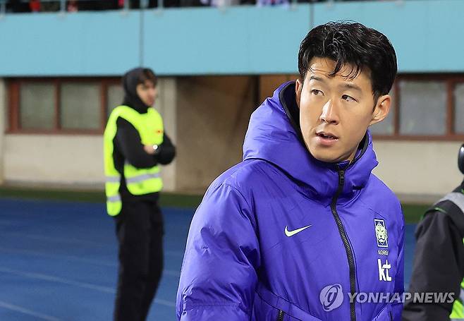 손흥민이 자신을 향한 기량 하락 의견에 동의하지 않았다. 창피한 행동 하지 않았다며 아직 녹슬지 않았음을 알렸다. 손흥민은 1일 오스트리아와의 한국 대표팀 원정 경기 직후 취재진과의 인터뷰에서 기량이 떨어진 것 아니냐는 의견에 '난 그렇게 생각하지 않는다. 어느 순간 내가 기량이 떨어지고 내려놔야 할 땐 내가 냉정하게 내려놓겠다. 내가 많은 골을 넣었고 당연히 기대감이 높은 것은 잘 알고 있다'고 했다. 이어 '지금 나쁘지 않다. 그러다가 내가 골 넣으면 어떤 얘기가 나올지 궁금하다. 토트넘에서도 10경기 못 넣은 적이 있고 그렇다. 스스로 창피한 행동하지 않았다. 부족하다고 생각하면 누구보다 냉정하게 했다'고 덧붙였다. 연합뉴스