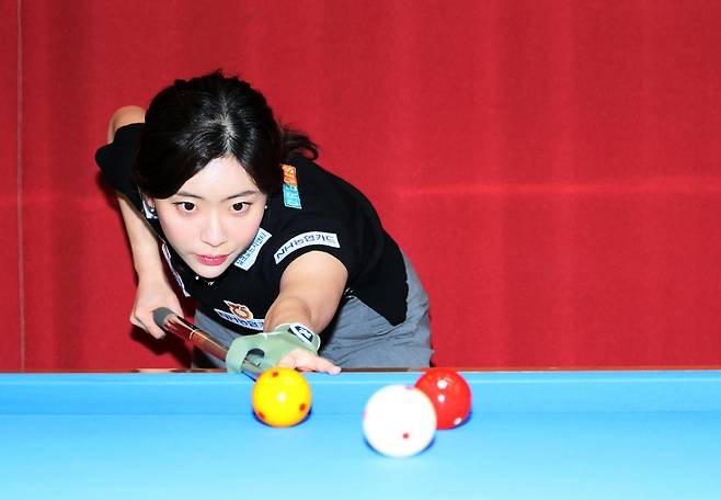 당구 신예 정수빈 (고양=연합뉴스) 김병만 기자 = 31일 경기도 고양시 자이언트당구클럽에서 'LPBA 차세대 스타' 정수빈이 포즈를 취하고 있다. 2026.4.1
kimb01@yna.co.kr