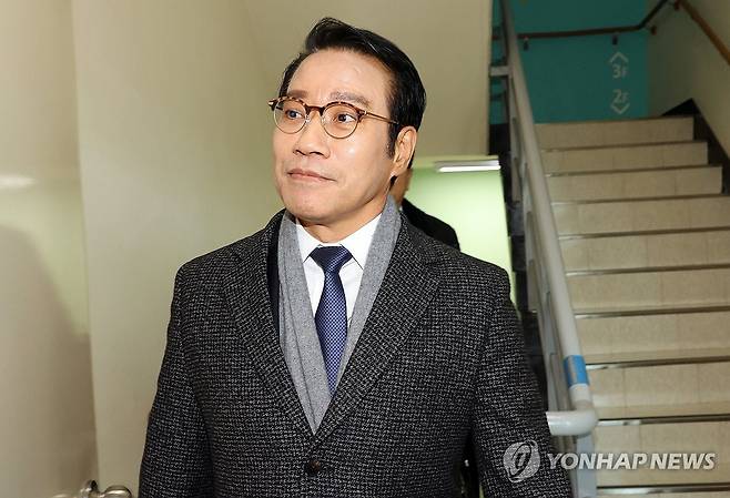 '인사 비리 의혹' 최경식 남원시장 경찰 조사 (전주=연합뉴스) 인사에 부당한 개입을 한 의혹을 받는 최경식 전북 남원시장이 지난 1월 8일 조사를 받기 위해 전북경찰청에 출석하고 있다. 2026.1.8 warm@yna.co.kr