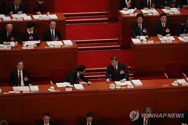 전인대 연례회의 (베이징=연합뉴스) 김현정 특파원 = 시진핑 중국 국가주석(오른쪽)과 왕후닝 전국인민정치협상회의(정협) 주석이 베이징 인민대회당에서 개최된 전국인민대표대회(전인대) 연례회의 도중 대화를 나누고 있다. 2026.3.5 hjkim07@yna.co.kr