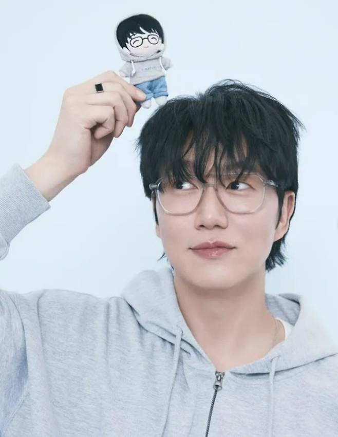 가수 성시경이 데뷔 후 처음으로 화장품 모델에 발탁됐다. / 사진=성시경 SNS