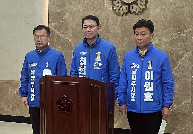 ▲ 더불어민주당 윤용수·최현덕·이원호·김지훈 등 예비후보 4명은 2일 남양주시의회에서 기자회견을 열고 김한정 예비후보의 사퇴를 촉구했다. 4명은 지난 1일 국회 소통관에서 같은 내용의 기자회견을 했다.