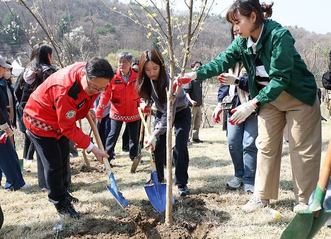 대전시는 2일 계족산 장동문화공원에서 이장우 대전시장을 비롯해 시민과 단체 등 1500여 명이 참여한 가운데 제81회 식목일을 맞아 나무심기 행사를 개최했다.사진제공은 대전시