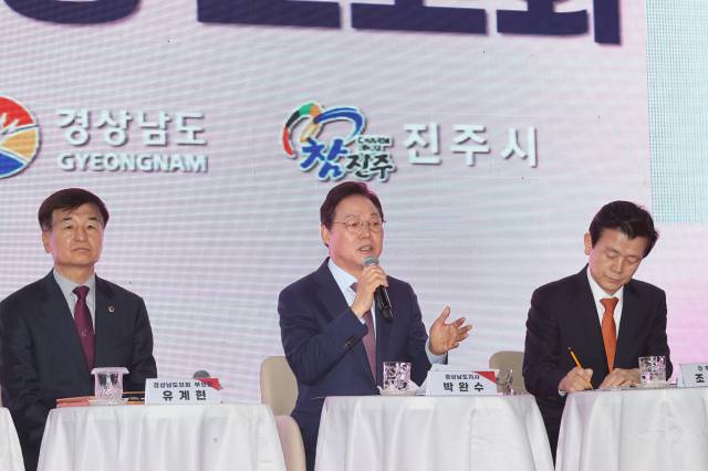 박완수 경남지사가 2일 진주에서 열린 도정보고회에서 도민들과 대화하고 있다. 경남도 제공