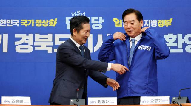 대구시장 선거에 출마한 더불어민주당 김부겸 전 국무총리가 지난 1일 서울 종로구 한국불교역사 문화기념관에서 조계종 총무원장 진우스님과 대화하고 있다(위). 같은 날 민주당 정청래 대표가 오중기 경북도지사 후보에게 당 점퍼를 입혀주고 있다. 연합뉴스