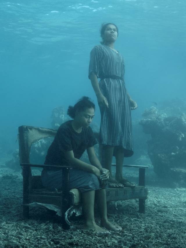 닉 브란트 작, 'The Day May Breake, Akessa and Maria on Sofa, Fiji, 2023