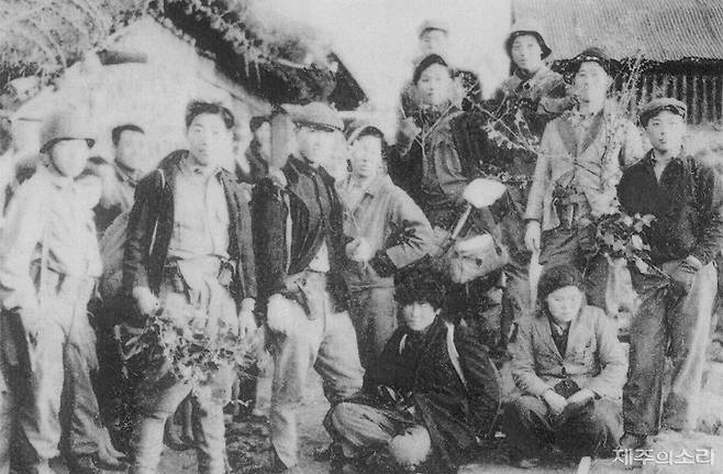 갈옷을 입어 무장대로 가장한 제2연대 특공대(대장 김명). 이들은 마을을 찾아가 "왜 산 사람(무장대)를 돕지 않느냐"고 위협한 뒤, 주민들의 반응을 보면서 학살했다. 심지어 "대한민국 만세"를 외치면서 무장대와 거리를 둔 마을 주민 70명을 학살하기도 했다. / 제주4.3사건진상조사보고서 발췌.