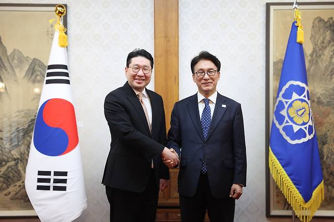 이상현 대한사이클연맹 회장(왼쪽)과 김민석 국무총리.(대한사이클연맹 제공)