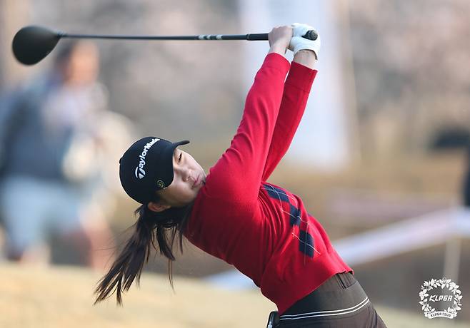 김서아가 2일 더시에나벨루토CC에서 열린 KLPGA투어 더시에나오픈 1라운드에서 티샷하고 있다. 사진 | KLPGA