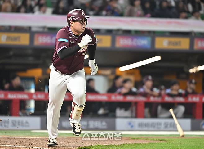 키움 안치홍이 1일 문학구장에서 열린 2026 KBO리그 SSG와의 경기 5회초 무사 2루 상황에서 SSG 선발 타케다를 상대로 1타점 적시타를 치고 베이스 러닝을 하고 있다. 문학 | 박진업 기자 upandup@sportsseoul.com