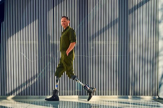 미국 MIT 미디어랩의 휴 허 교수가 로봇 다리를 장착하고 걷는 모습. 그는 등반사고로 두 다리를 무릎 아래로 절단한 뒤 로봇 팔다리를 개발하는 과학자가 됐다./MIT