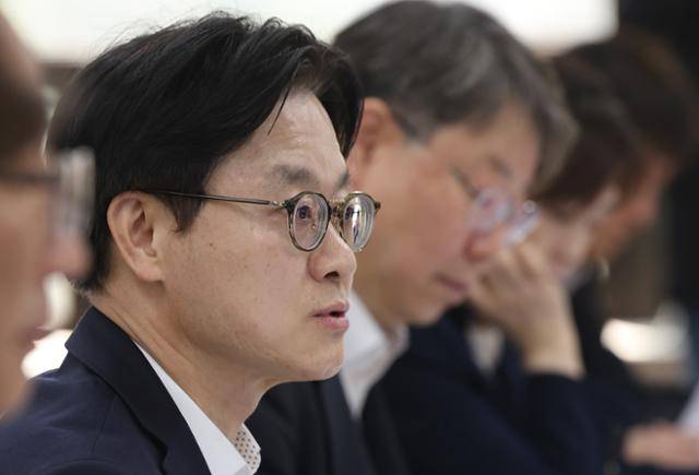 김정관 산업통상부 장관이 2일 서울 영등포구 중소기업중앙회에서 열린 중동 전쟁 관련 업종별 석유화학 제품 수급상황 점검회의 중 모두 발언을 하고 있다. 뉴스1