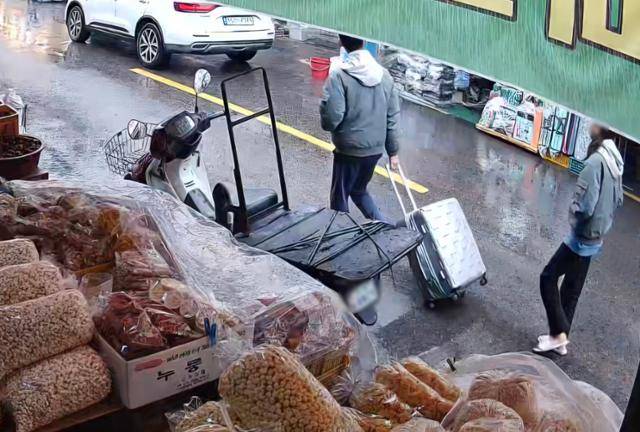 지난달 18일 이들 부부가 캐리어를 끌고 중구 주거지에서 신천으로 이동하는 모습이 담긴 폐쇄회로(CC)TV 영상 일부. 대구=연합뉴스