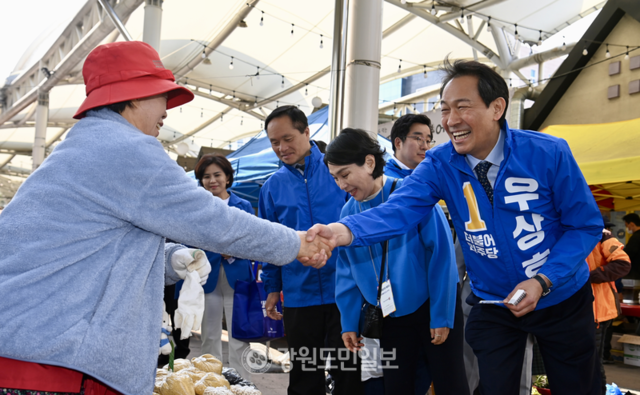 ▲ 우상호 더불어민주당 강원도지사 예비후보가 2일 춘천 풍물시장에서 상인과 악수를 나누고 있다. 방도겸 기자