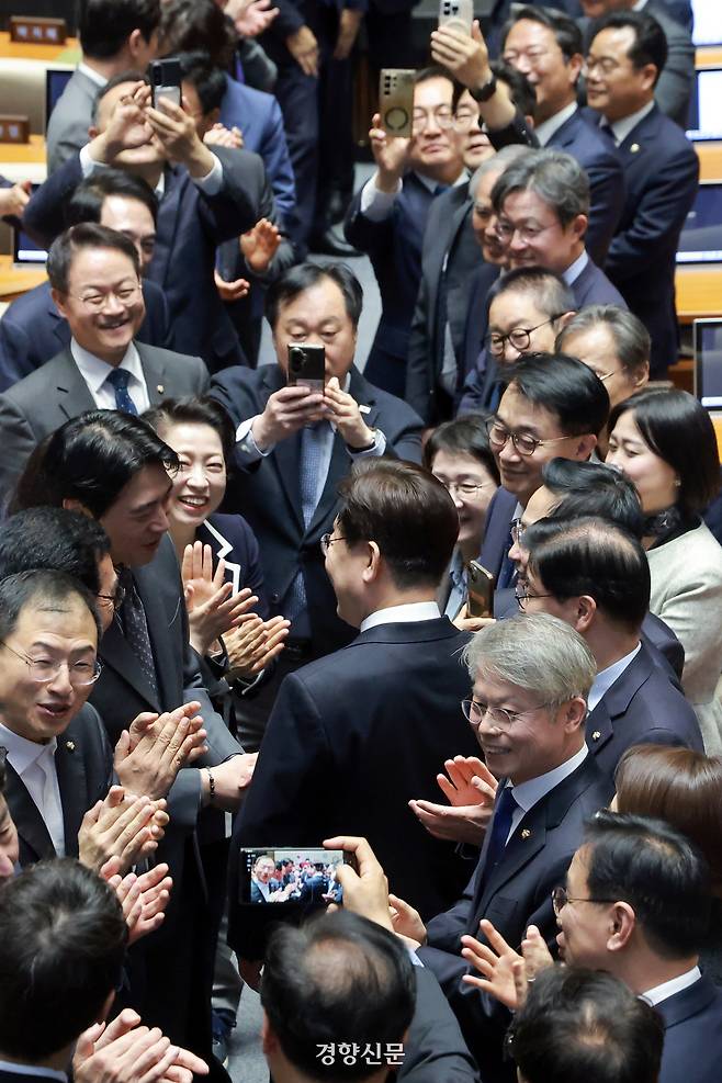 이재명 대통령이 2일 2026년도 추가경정예산안에 대한 시정연설을 하기 위해 국회 본회의장에 입장하자 더불어민주당 의원들이 환영하고 있다. 국회사진기자단
