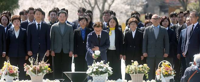 더불어민주당 부산시장 후보 경선 주자인 전재수 의원이 2일 경남 김해시 진영읍 봉하마을 노무현 전 대통령 묘역을 참배하며 헌화하고 있다. 연합뉴스