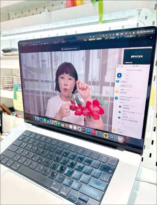 (위) 숨고를 통해 디지털 드로잉 수업을 하는 윤효준 씨. (숨고 제공)
(아래) 라이브클래스 플랫폼에서 페이퍼 플라워·토퍼를 결합한 온라인 강의로 인기를 끌고 있다. (라이브클래스 제공)