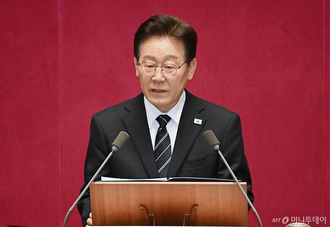(서울=뉴스1) 국회사진기자단 = 이재명 대통령이 2일 서울 여의도 국회에서 26조2000억 원 규모의 2026년도 1차 추가경정예산안에 대한 시정연설을 하고 있다. 이번 추경안은 중동 사태 장기화로 발생한 고유가·고환율·고금리 등 이른바 '3고(高) 현상'에 대응하고 민생 회복을 도모하기 위해 편성됐다. 2026.4.2/뉴스1 Copyright (C) 뉴스1. All rights reserved. 무단 전재 및 재배포, AI학습 이용 금지. /사진=(서울=뉴스1) 국회사진기자단