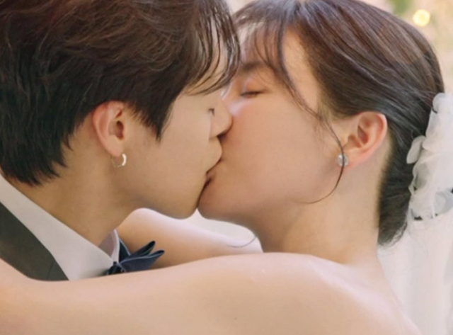 황우슬혜는 지난 1일 자신의 SNS에 “4월 2일 레진스낵에서 뵐게요”라는 문구와 함께 사진 한 장을 공개했다. /황우슬혜 소셜미디어