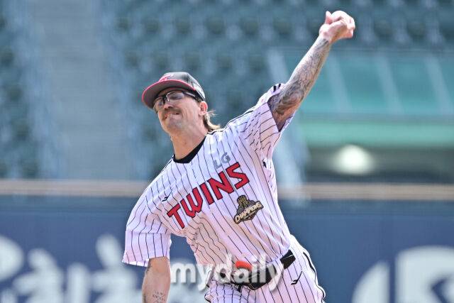 23일 서울 잠실야구장에서 열린 '2026 신한 SOL BANK KBO리그' LG 트윈스와 키움 히어로즈 시범경기.LG 선발 웰스가 힘차게 투구하고 있다./마이데일리