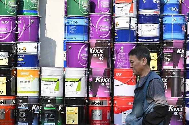 미국·이스라엘과 이란 간 전쟁으로 국제 원유 가격이 급등하며 나프타 등 주요 원자재 가격이 급등하고 있다. 24일 오전 서울 도심 내 한 상점에 석유화학제품이 진열되어 있다. 임세준 기자