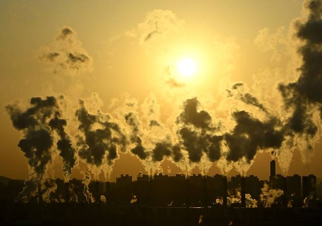 인천 서구 서인천복합화력발전소 굴뚝에 수증기가 뿜어져 나오고 있다. 인천=임세준 기자