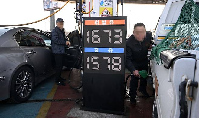 서울시내 한 주유소를 찾은 시민들이 주유를 하고 있다. 이상섭 기자