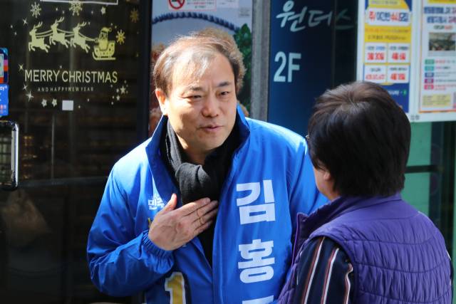 ▲김홍국 더불어민주당 서대문구청장 예비후보가 주민들을 만나고 있다.