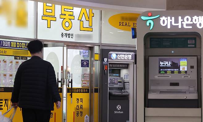 서울 강남구 한 부동산 중개업소와 은행 현금자동지급기 모습. 연합뉴스