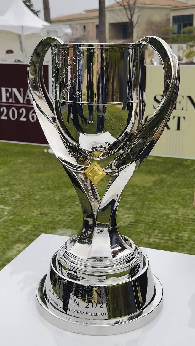 KLPGA 투어 더 시에나 오픈 우승 트로피. 순금 10돈이 담긴 특별 제작 트로피가 눈길을 끈다.