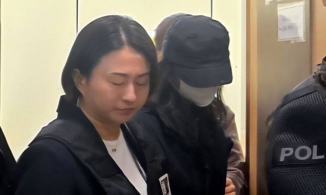 친딸 최씨가 2일 오전 구속 전 피의자 심문(영장실질심사)을 받기 위해 대구지방법원으로 들어서고 있다. 김덕용 기자