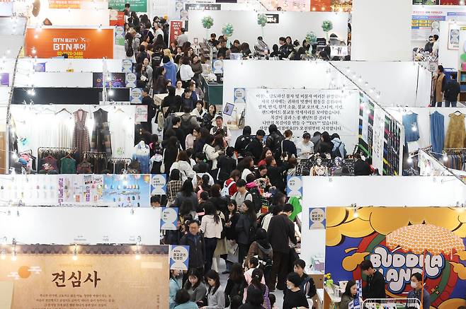 2일 서울 강남구 코엑스에서 열린 '2026 서울국제불교박람회 & 제14회 붓다아트페어'에서 관람객들이 부스를 둘러보고 있다. 대한불교조계종이 주최하는 '서울국제불교박람회'와 '붓다아트페어'는 한국 전통불교문화산업 활성화를 위한 국내 전통불교문화산업 박람회다.