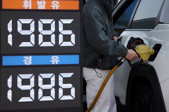 2일 서울 서초구 경부고속도로 부산방향 만남의 광장 주유소에서 한 시민이 주유하고 있다. 뉴시스