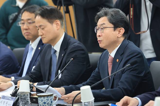 이억원 금융위원회 위원장이 1일 정부서울청사에서 열린 가계부채 점검회의에서 모두발언을 하고 있다. 뉴스1