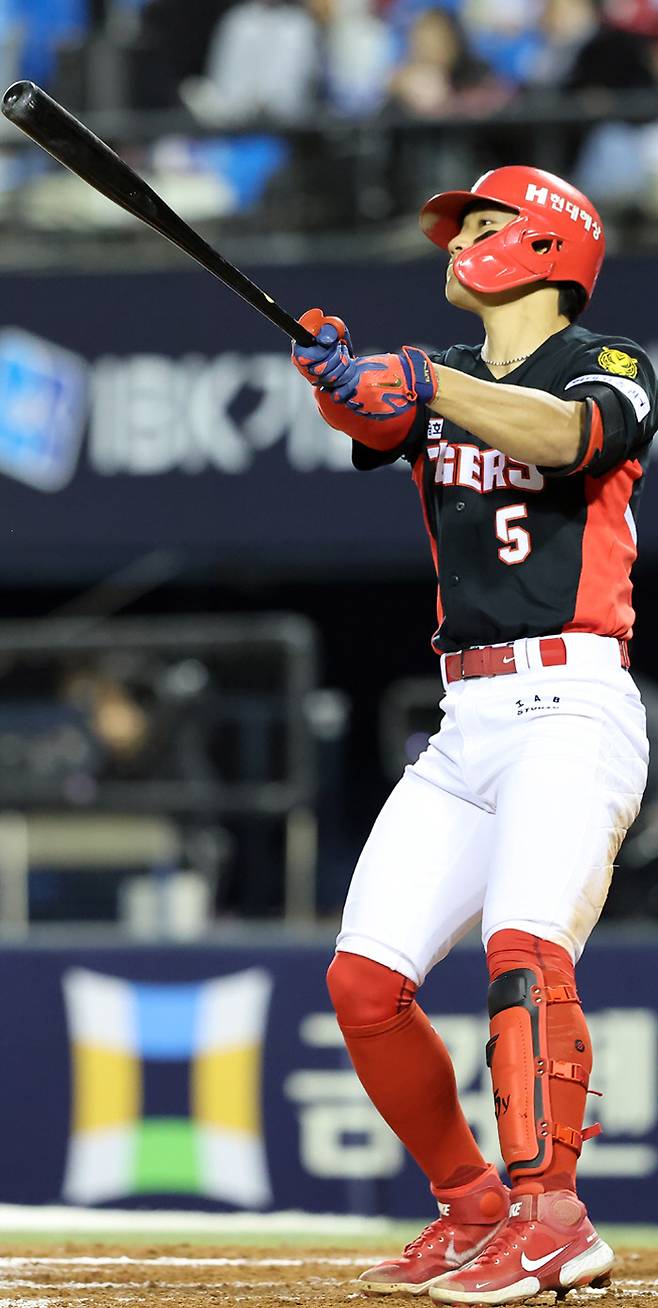 KIA 김도영이 31일 잠실 LG전 2회 투런 홈런을 때리고 타구를 확인하고 있다. KIA 타이거즈 제공