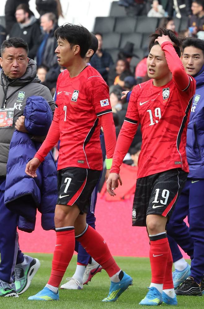 홍명보 감독이 이끄는 대한민국 축구 대표팀이 1일(한국시간) 오스트리아 빈에 있는 에른스트 하펠 스타디온에서 열린 오스트리아와의 3월 두 번째 평가전에서 0-1로 패했다. 마르셀 자비처에게 결승 골을 내주면서 한국은 7년 만에 처음으로 2경기 연속 무득점 경기를 당했다. 한국은 지난달 28일 코트디부아르전 0-4 충격패를 당하며 출발했다. 가상의 남아프리카공화국인 코트디부아르의 1.5군을 상대로 무려 4골을 헌납하며 무너졌다. 2026년부터 실시간으로 경기 결과가 반영되는 FIFA 랭킹에서 한국은 무려 3계단 떨어진 25위(1588.66점)로 가라앉았다. 한국을 꺾은 24위 오스트리아(1593.45점)보다 아래로 내려갔다. 연합뉴스