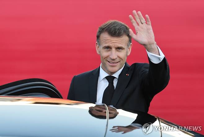 마크롱 프랑스 대통령, 국빈 방한 (성남=연합뉴스) 서대연 기자 = 에마뉘엘 마크롱 프랑스 대통령이 2일 성남 서울공항에 도착해 손 흔들어 인사하고 있다. 2026.4.2 dwise@yna.co.kr