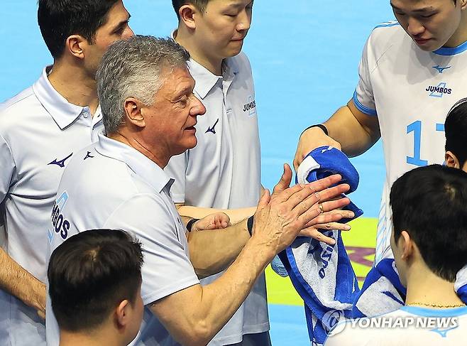 작전 지시하는 대한항공 헤난 감독 (인천=연합뉴스) 임순석 기자 = 2일 인천 계양체육관에서 열린 프로배구 2025-2026 V리그 남자부 챔피언결정전 대한항공과 현대캐피탈 1차전 경기. 대한항공 헤난 달 조토 감독이 작전을 지시하고 있다. 2026.4.2 soonseok02@yna.co.kr