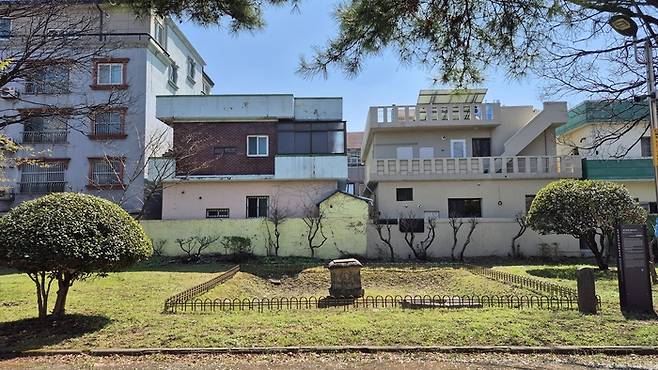 어린이공원 잔디밭 한가운데 자리한 경상북도 유형문화유산 경주 동천동 사방불탑신석. 주택가와 생활공간 사이 낮은 펜스 안에 통일신라 절터의 흔적이 남아 있다. 장성재기자 blowpaper@yeongnam.com