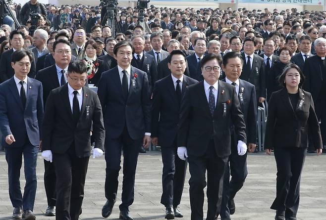 맨 오른쪽부터 용혜인 기본소득당 대표, 정청래 더불어민주당 대표, 우원식 국회의장, 장동혁 국민의힘 대표, 조국 조국혁신당 대표. / 사진=제주도청출입기자단