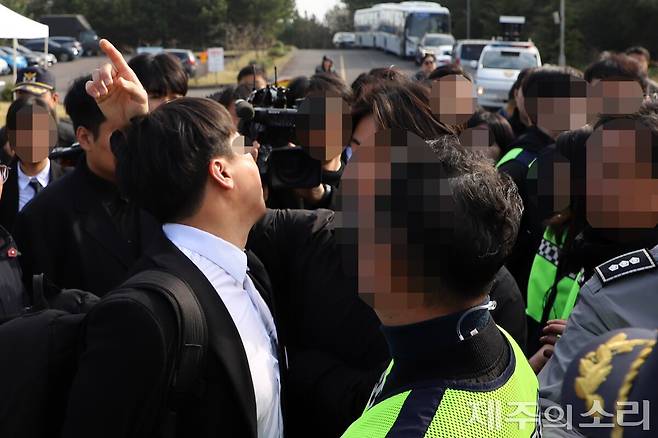 제78주년 제주4.3희생자추념식이 열린 3일, 4.3평화공원 인근 한라경찰수련원에는 극우 유튜버를 비롯한 4.3 역사왜곡 및 폄훼 세력이 집회를 시도했다. ⓒ제주의소리