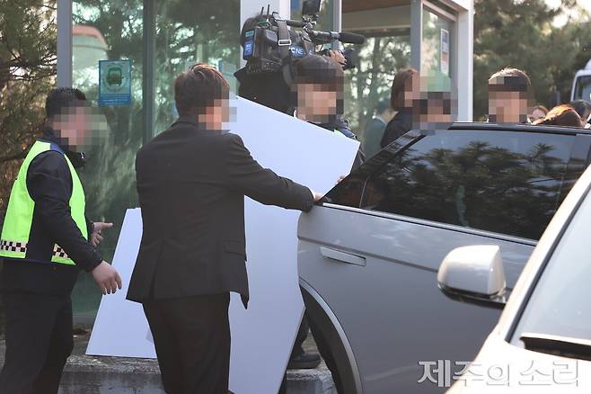 경찰의 제지로 피켓을 다시 집어넣고 있는 극우 세력 모습. ⓒ제주의소리