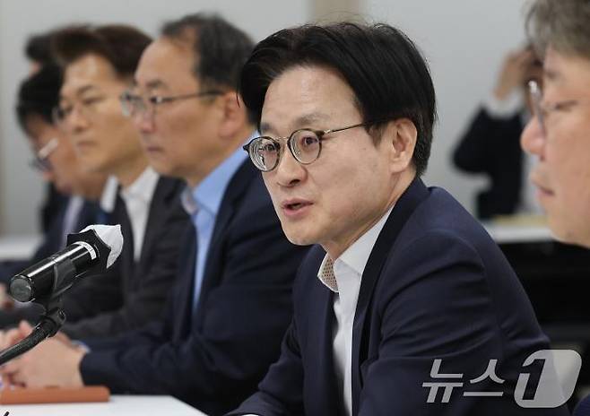 김정관 산업통상부 장관이 지난 2일 오전 서울 영등포구 중소기업중앙회에서 열린 중동전쟁 관련 업종별 석유화학 제품 수급상황 점검회의에서 모두발언을 하고 있다./ 제공=뉴스1