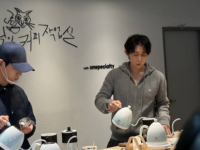 3일 오후 서울 성동구 무신사 스페이스 서울숲에서 열린 코쿤의 사적인 커피 작업실 팝업 카페에서 가수 코드 쿤스트(코쿤)가 커피를 내리고 있다.(사진=황민주 기자 minchu@)