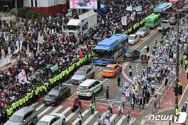 2024년 3월 30일 서울 중구 시청역 인근 세종대로가 집회와 부활절 퍼레이드로 교통정체를 빚고 있다. ⓒ 뉴스1 김도우 기자