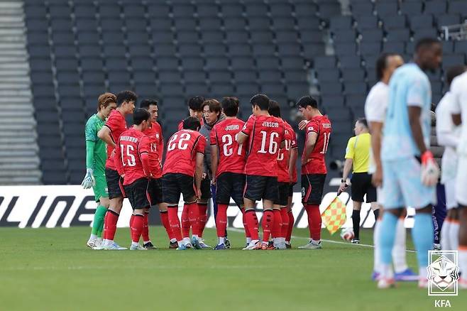한국 축구 국가대표팀 홍명보 감독이 28일(현지시간) 영국 밀턴 케인스의 스타디움 MK에서 열린 코트디부아르와 평가전에 작전 지시를 하고 있다. (대한축구협회 제공. 재판매 및 DB금지) 2026.3.29 ⓒ 뉴스1