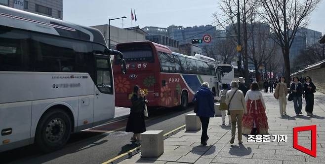 BTS컴백 공연을 계기로 서울을 찾은 외국인관광객들이 늘어난 가운데 23일 서울 경복궁 일대는 관광객들이 타고온 버스들로 북적이고 있다. 2026.3.23 조용준 기자