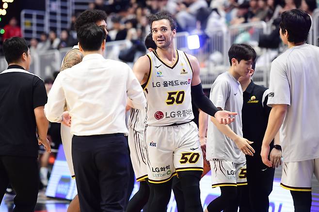 LG의 아셈 마레이가 3일 KT전에서 조상현 감독과 손을 마주치고 있다. /KBL