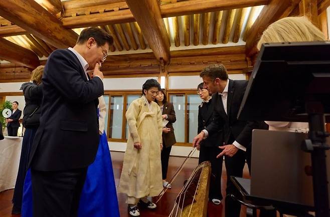 이재명 대통령은 2일 국빈 방한한 에마뉘엘 마크롱 프랑스 대통령과 청와대 상춘재에서 친교 만찬을 함께했다. 마크롱 대통령이 박다울 거문고 연주가의 거문고를 살펴보고 있다. 이 대통령 인스타그램 캡처